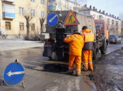 В Волжском уже начали ремонтировать дороги