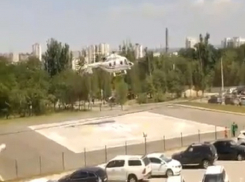 На видео попал взлет вертолета «скорой» за 121 млн рублей на площадке в Волгограде 