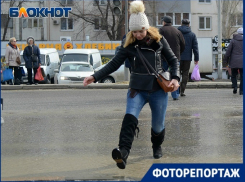 Город «поплыл»: волгоградцы отчаянно прыгают из лужи в лужу