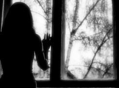 В Волгограде 17-летняя студентка выпала из окна 3-го этажа общежития