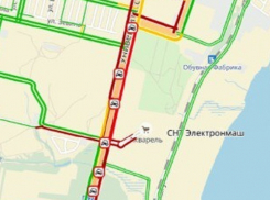 Вторая Продольная на юге Волгограда встала из-за 7 аварий