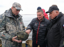Губернатор Андрей Бочаров побывал на подъеме со дна Волги бронекатера