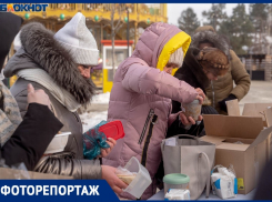 Концерт с раздачей пирожков собрал очереди в центре Волгограда 2 февраля