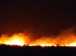 Под Волгоградом стена огня надвигается на хутор: видео