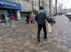 «Почта России» объяснилась за огромные очереди за посылками в Волгограде