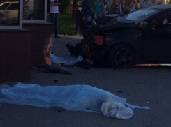 В Волгограде водитель Kia протаранил остановку: 2 погибли 