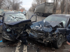 Три иномарки сыграли в пинг-понг отечественным авто на дороге в Волгограде