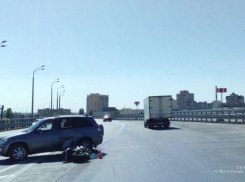 Лихач на Chery Tiggo сбил байкера на «танцующем мосту» в центре Волгограда 