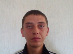 На юге Волгограда мужчина катал на капоте «пятнадцатой» троих девушек