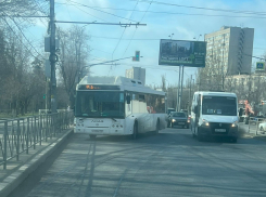 Автобус №55 парализовал две линии движения в Волгограде