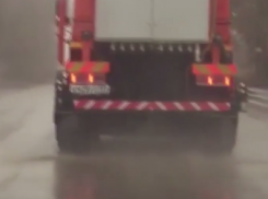 Моющая дорогу в дождь спецтехника попала на видео в Волгограде 