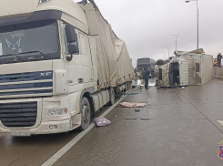 Перевернувшийся фургон перекрыл трассу «Каспий» под Волгоградом