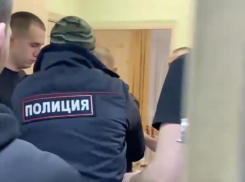  Следователи отправили запрос военным по оленекраду из инцидента с окровавленным полицейским в Волгограде 