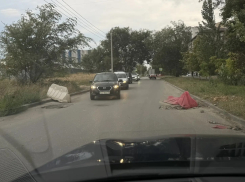 Прикрытые пластиком дыры на суженной дороге взбесили волгоградку