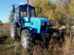 Трое авантюристов средь бела дня угнали трактор у фроловчанина