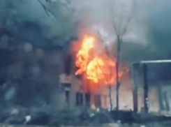 Опубликовано видео зрелищного пожара на юге Волгограда 