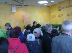 В Волгоградской области выстроились очереди к отделениям Сбербанка