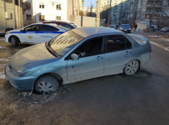 Открытый люк отметил свою годовщину съедением машины в Волгограде 