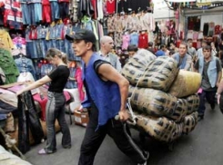 На Тракторном рынке Волгограда грузчик умер на рабочем месте 
