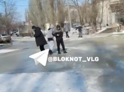«Сюда скорая не проедет»: последствия масштабного потопа сняли в Волгограде 