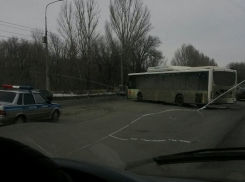 Пассажирский автобус протаранил ВАЗ-2114 на юге Волгограда