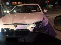 Старый BMW столкнулся с новым белым «Бумером» в центре Волгограда