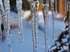 Волгоградцы предупреждают друг друга об опасных сосульках