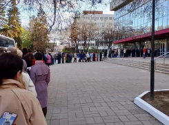 Волгоградцы устроили гигантскую очередь в Саратове за билетами в театр