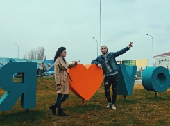 Известная блогер Карина Каспарянц воскликнула «Что это?» при виде монумента «Родина-мать зовет!»