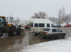 В Волгограде образовались пробки из-за снегопада 