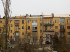 Жильцы дома в центре Волгограда мокнут под дождем без крыши