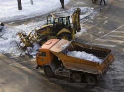 С гололедом на волгоградских улицах борются 54 спецмашины
