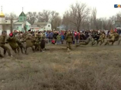 Казачья масленица в Волгограде: драка стенка на стенку, борьба на шашках и полевая кухня 