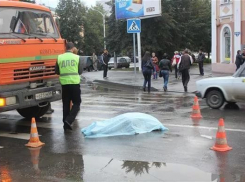 Волгоградку сбил КАМАЗ, когда она пыталась обойти фуры, припаркованные на обочине дороги