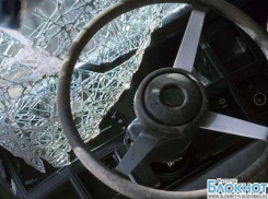 В Волгограде водитель на «Тойоте» врезался в припаркованную «восьмерку»