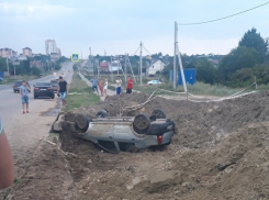 Встали и пошли: в Родниковой долине перевернулся автомобиль