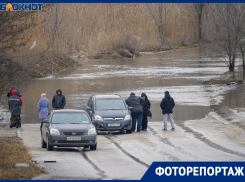 Вышедшая из берегов река топит машины в Волгограде, проезд закрыт 