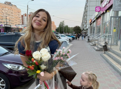 Это народная любовь: тиктокершу Аню Покров задарили цветами в родном Волгограде