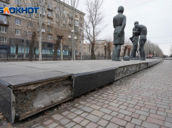 В центре Волгограда рушится «Памятник комсомольцам – защитникам Сталинграда»