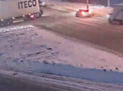 В Волгограде «ГАЗель» врезалась в Subaru, пока та пропускала фуру: столкновение попало на видео