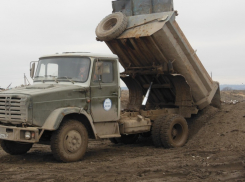 В Волгограде дорожники выбросили грязь возле гаражного кооператива