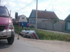 «Лада» улетела с дороги в огромную яму на юге Волгограда