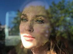 Альбина Джанабаева молится за погибших в авиакатастрофе