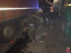 Волгоградец выжил в расплющенной между двух грузовиков «Ладе»