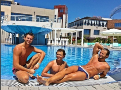 Как отдыхают волгоградские звезды: Прохор Шаляпин загорает в Сочи в компании двух симпатичных мужчин