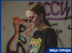 «Записываю вокал в шкафу, надев на микрофон носок», - 18-летняя участница группы «в чем дело?» из Городище Настя Макевнина