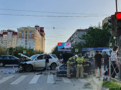 В центре Волгограда Mersedes протаранил КIA: ранен мужчина