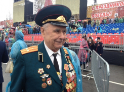 Житель Германии подарил 90-летнему ветерану из Волгограда символ покаяния