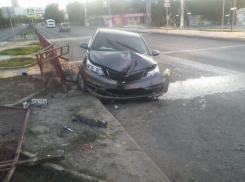 На юге Волгограда иномарку разорвало о дорожное ограждение