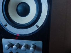 Любители громкой музыки под Волгоградом заплатят компенсацию за бессонницу соседа 